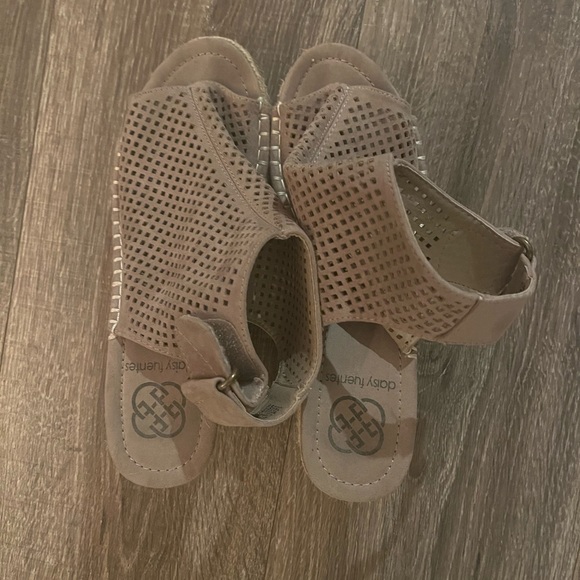Daisy Fuentes Tan Peep-Toe Sandals - Picture 1 of 2